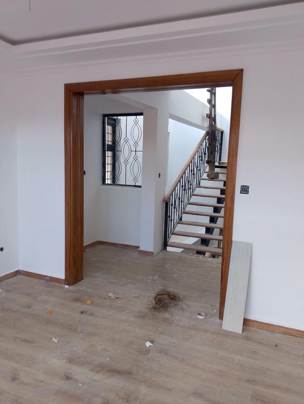 The staircase is often the "spine" of a maisonette. We opted for a Floating Aesthetic with open risers and solid wood treads.